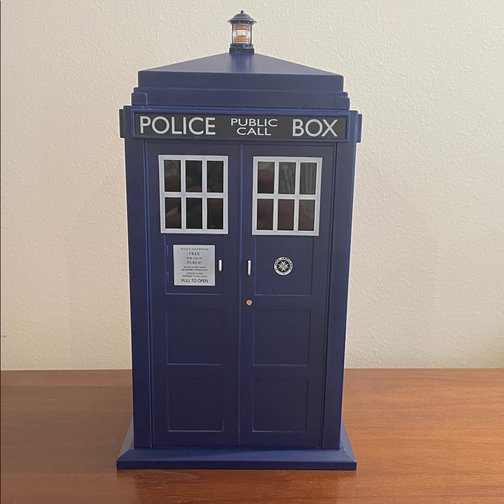 Dr Who Tardis collectible Cookie Jar with light and sound effects